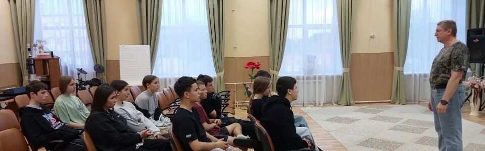 Доверие, а не просто лекция: майор полиции Юрий Николаевич Мингазов провел встречу с Ровесниками